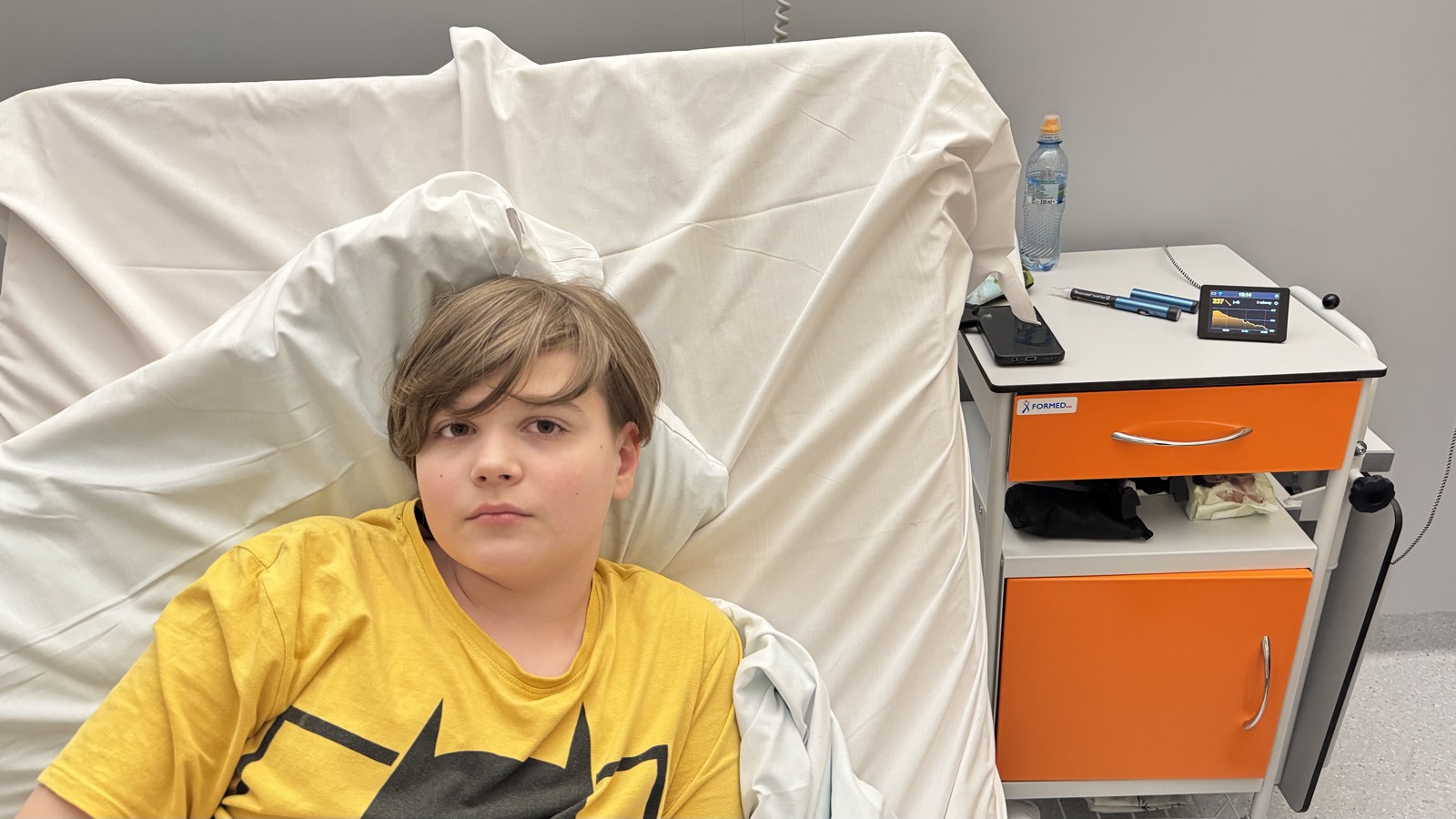 Widok GlucoLantern na oddziale szpitalnym obok łóżka